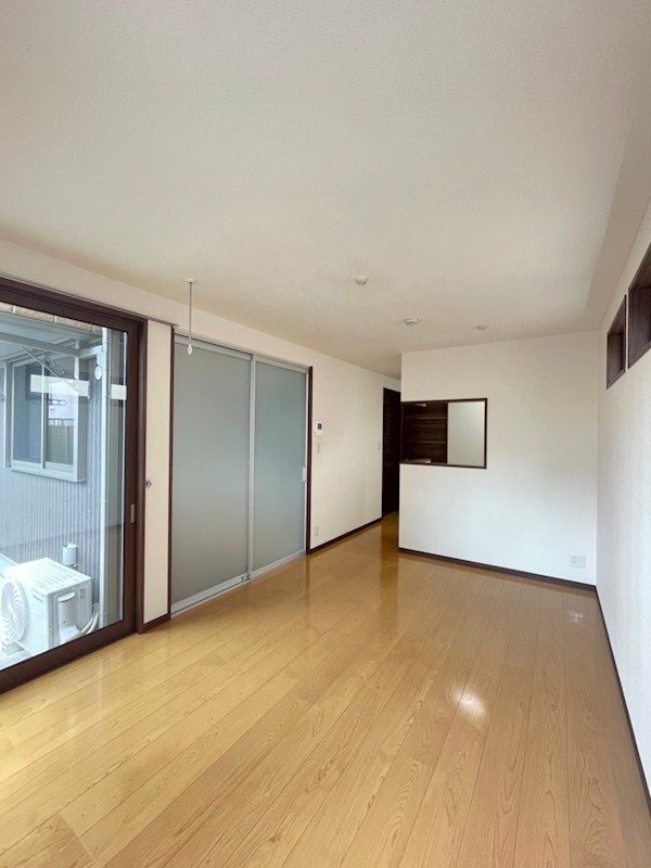 �y���ԁE���r���O�z�@�O�ʍ̌��ŊJ�����̂��郊�r���O�B