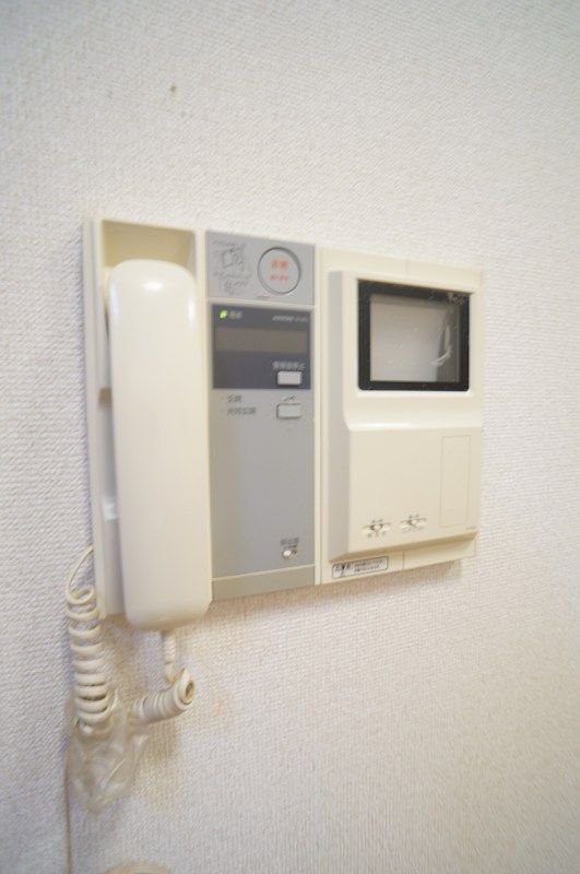 �y�Z�L�����e�B�z�@