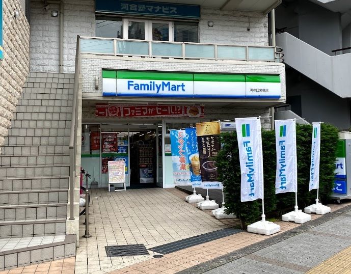 �y���Ӂz�@�t�@�~���[�}�[�g �a�̌��h���X 132m