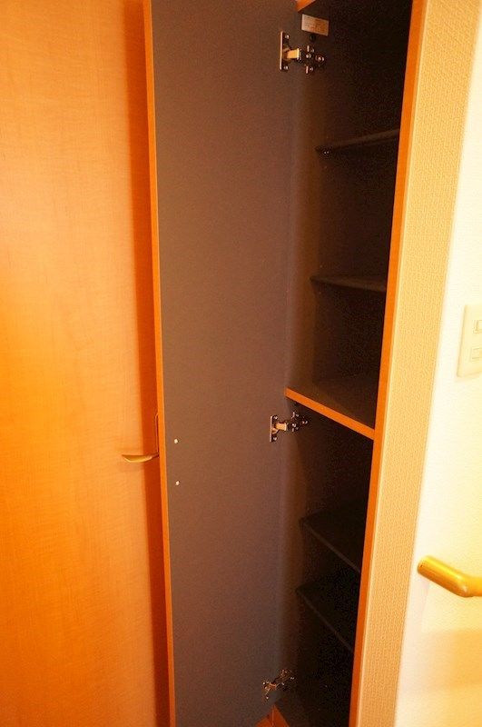 �y���[�z�@3�K�̊K�i���オ�����Ƃ���ɃV���[�Y�{�b�N�X������܂��B