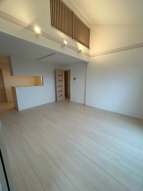 �y���ԁE���r���O�z�@2LDK�̒��S�A�Ƒ��ł������߂�����J���I�ȃ��r���O�B