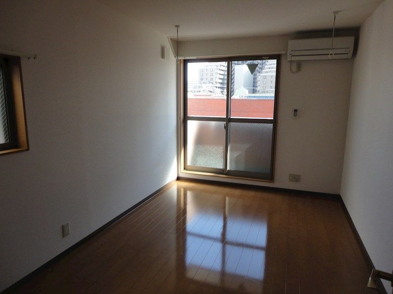 �y���ԁE���r���O�z�@����2����p�����I�G�A�R�������̉��K��1K�ł��B